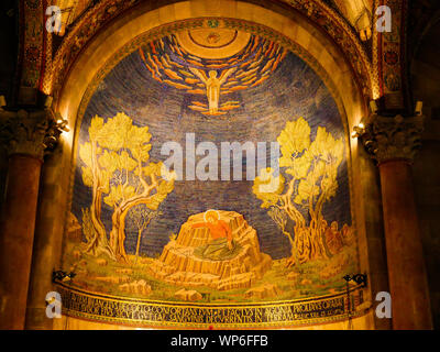 Israele Gerusalemme chiesa cristiana bellissimi colori all'interno Foto Stock