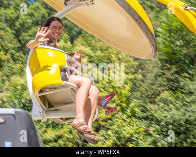 MATTHEWS, NC (USA) - Agosto 31, 2019: una madre e figlia e godetevi un giro di carnevale all'annuale 'Matthews vivo " festival della comunità. Foto Stock