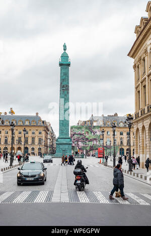 Parigi, Francia - 28 Gennaio 2018: vista sulla strada dell'iconico Colonna Vendome e quadrato posto nel centro della citta'. Foto Stock