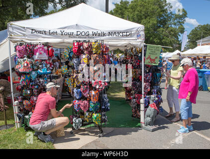 MATTHEWS, NC (USA) - 2 Settembre 2019: i visitatori annuali di 'Matthews Alive' festival comunitario ispezionare gli oggetti in vendita nelle arti e mestieri area. Foto Stock