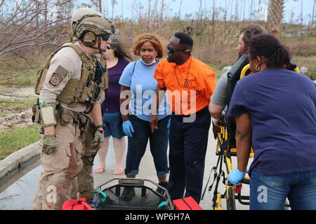 Marsh Harbour, Abaco, Bahamas. 03 Settembre, 2019. Un U.S. Delle dogane e della protezione delle frontiere Salvataggio in elicottero membro di equipaggio assiste nell'Evacuazione feriti sopravvissuti dopo il passaggio dell uragano Dorian Settembre 3, 2019 in Marsh Harbour, Abaco, Bahamas. Dorian ha colpito la piccola isola nazione come una categoria 5 tempesta con venti di 185 km/h. Foto Stock