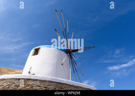 Greco tradizionale mulino a vento a Sifnos, Cicladi Grecia Foto Stock