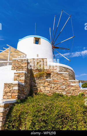 Greco tradizionale mulino a vento a Sifnos, Cicladi Grecia Foto Stock