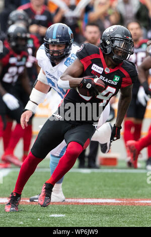 Ottawa, Canada. 07Th Sep, 2019. Ottawa Redblacks defensive back De'Chavon Hayes (34) corre con la palla dopo una intercettazione durante il CFL gioco tra Toronto Argonauts e Ottawa Redblacks a TD Place Stadium di Ottawa in Canada. Daniel Lea/CSM/Alamy Live News Foto Stock