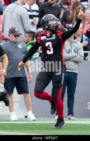 Ottawa, Canada. 07Th Sep, 2019. Ottawa Redblacks quarterback Jonathon Jennings (3) celebra un touchdown durante il CFL gioco tra Toronto Argonauts e Ottawa Redblacks a TD Place Stadium di Ottawa in Canada. Daniel Lea/CSM/Alamy Live News Foto Stock