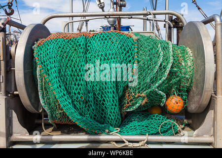 Le reti da pesca e galleggia su un cassetto di una piccola pesca commerciale nave nel porto di Steveston British Columbia, Canada Foto Stock