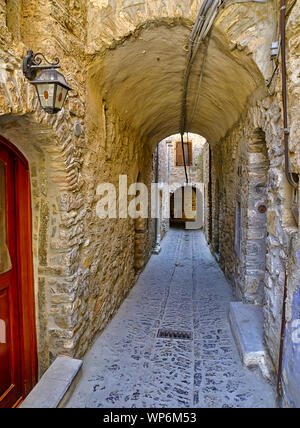 Stretto vicolo al castello medievale Borgo di Mesta nell isola di Chios , Grecia. Foto Stock