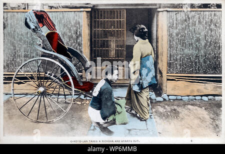 [ 1900 Giappone - Donna Giapponese a cavallo di un rickshaw ] - Un giorno nella vita di una giovane donna giapponese durante la Meiji e Taisho periodi nei primi anni del XX secolo: 4. O-Koto-SAN prende un RICKSHA E INIZIA. Xx secolo cartolina vintage. Foto Stock