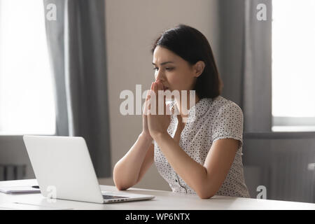 Sottolineato sconvolto manager pensando di soluzione del problema. Foto Stock