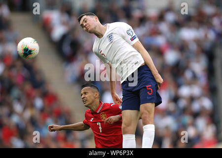 Londra, Regno Unito. 07Th Sep, 2019. Michael Keane di Inghilterra vince una testata contro Marcelinho di Bulgaria durante UEFA EURO 2020 qualifica del gruppo un match tra Inghilterra e la Bulgaria allo Stadio di Wembley il 7 settembre 2019 a Londra, Inghilterra. (Foto di Matt Bradshaw/phcimages.com) Credit: Immagini di PHC/Alamy Live News Foto Stock