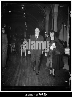 Segretario del lavoro arriva per una riunione di consiglio per il progresso industriale. Washington D.C., dic. 11. La gestione e la manodopera. Segretario di lavoro Frances Perkins scortato da John G. Paine, presidente del gruppo dei datori di lavoro nelle bacche Industrial-Labor consiglio, arriva per la riunione di industria e di manodopera. Affrontare la conferenza, Mme Perkins predisse che la rotazione verso l'alto di recupero sarà proseguita. Il governo ha detto, saranno in stand by per facilitare la realizzazione di questo obiettivo Foto Stock