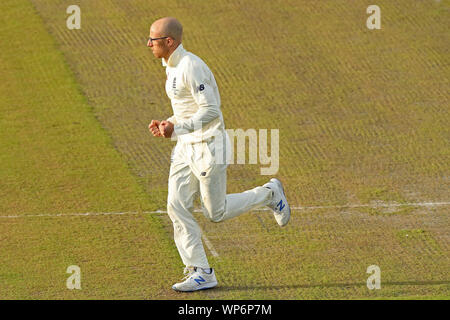 Manchester, Regno Unito. 07Th Sep, 2019. Jack di liscivia Inghilterra celebra tenendo il paletto di Steve Smith di Australia durante il giorno quattro del quarto Specsavers Ceneri Test Match, a Old Trafford Cricket Ground, Manchester, Inghilterra. Credito: ESPA/Alamy Live News Foto Stock