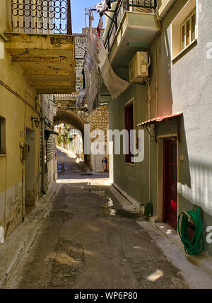 Stretto vicolo in Pyrgi borgo medievale, Chios Island, Grecia. Foto Stock