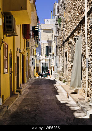 Stretto vicolo in Pyrgi borgo medievale, Chios Island, Grecia. Foto Stock