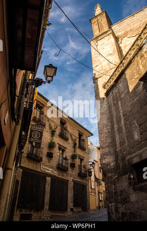 Edifici sparati dal basso a livello della strada; Toledo, Spagna. Foto Stock