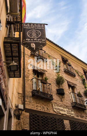 Edifici sparati dal basso a livello della strada; Toledo, Spagna. Foto Stock