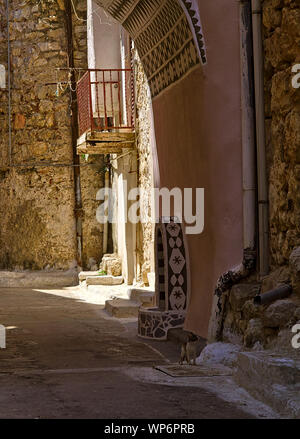 Vicolo stretto decorate con rubinetto lavabo, in Pyrgi borgo medievale, Chios Island, Grecia. Foto Stock