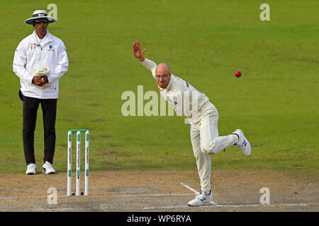 Manchester, Regno Unito. 7 settembre 2019. Jack di liscivia Inghilterra portava gli occhiali bocce la sfera durante il giorno quattro del quarto Specsavers Ceneri Test Match, a Old Trafford Cricket Ground, Manchester, Inghilterra. Credito: Cal Sport Media/Alamy Live News Credito: Cal Sport Media/Alamy Live News Credito: Cal Sport Media/Alamy Live News Foto Stock