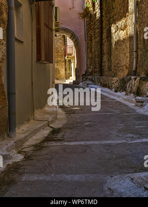 Vicolo stretto decorate con tunnel in Pyrgi borgo medievale, Chios Island, Grecia. Foto Stock