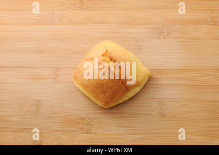 Scone closeup isolato sul bordo di taglio Foto Stock