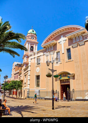 Facciata principale della Santa Maria Incoronata Cattedrale. Vista dalla strada principale. Gibilterra. British territorio d oltremare. Gibilterra, Regno Unito Foto Stock