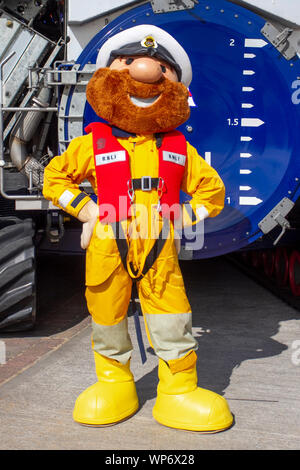 Stormy Stan, la mascotte di RNLI; bagnino off-Road spiaggia & percorso pattuglia veicolo di salvataggio e mascotte a Blackpool, Lancashire, Regno Unito Jan, 2018. Foto Stock