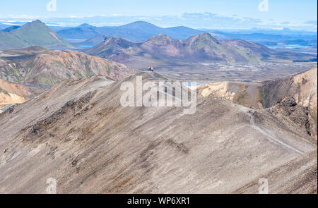 Un percorso a piedi lungo una cresta rocciosa (blu picco) a Landmannalaugar, Islanda Foto Stock