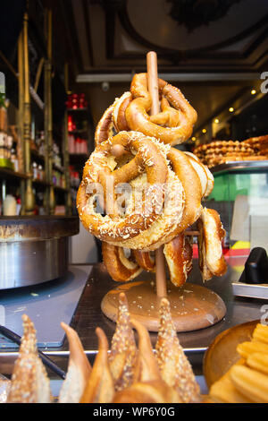 Tradizionale stile bavarese pretzel nella finestra di visualizzazione Foto Stock