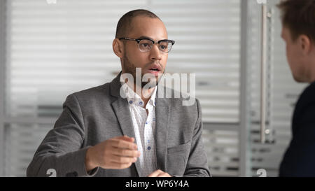 Focalizzato African American businessman venuta in accordo con il partner. Foto Stock