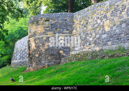 Il XIII secolo la città medievale di pareti (bastioni) di Tongeren, Belgio Foto Stock