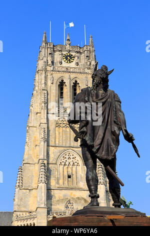 Statua di Ambiorix (principe della Eburones) e il XIII secolo la basilica gotica della Madonna presso la Piazza del Mercato di Tongeren, Belgio Foto Stock