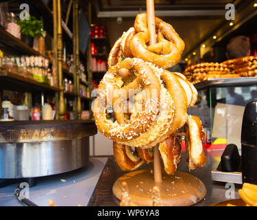 Tradizionale stile bavarese pretzel nella finestra di visualizzazione Foto Stock
