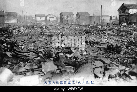 [ 1900 Giappone - Grande Kita Fire in Osaka, 1909 ] - La zona intorno Dojima dopo la grande Kita Fire (キタの大火, Kita no Taika) del 31 luglio 1909 (Meiji 42) di Osaka. Il fuoco ha distrutto 14,067 case ed edifici e divenne l'impulso per la creazione della Osaka fire fighting dipartimento. Come risultato del fuoco, lampade di vetro sono state vietate e sostituiti da quelli in metallo e le autorità ha iniziato a promuovere il consumo di elettricità. Xx secolo cartolina vintage. Foto Stock