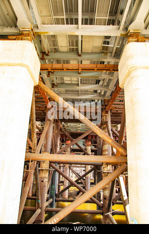 Grande ponte in costruzione attraverso il fiume Dnieper a Kiev Ucraina Foto Stock