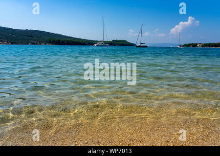 Cristalline acque turchesi nell isola di Cherso Croazia presso la spiaggia Foto Stock