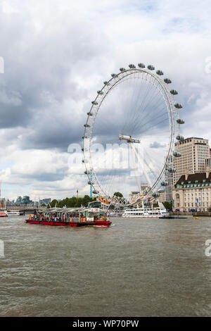 Una gita in barca di fronte al London Eye Foto Stock