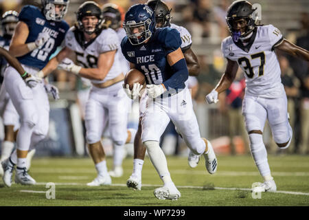 Houston, TX, Stati Uniti d'America. 6 Sep, 2019. Riso gufi wide receiver Trammell Austin (10) corre per un touchdown dopo aver effettuato una dichiarazione delle catture durante il quarto trimestre di un NCAA Football gioco tra la Wake Forest Demon diaconi e i gufi di riso al riso allo stadio di Houston, TX. Wake Forest ha vinto il gioco da 41 a 21.Trask Smith/CSM/Alamy Live News Foto Stock