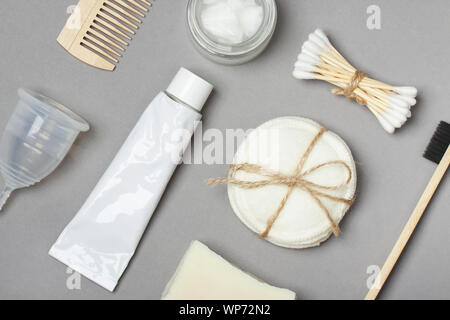 Set di eco-friendly cura del corpo gli elementi sullo sfondo grigio. Zero rifiuti Nozione di plastica libera, organico, eco-friendly shopping Foto Stock