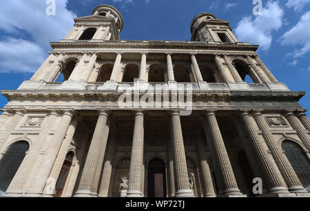 Vista della chiesa di Saint Sulpice. Costruito nel 1754 Saint-Sulpice è una delle più grandi chiese di Parigi. Foto Stock