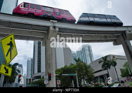 Vista di Miami Metromover elevata massa automatico doppio transito auto nel centro cittadino di Miami su se terza strada. Knight Center e Brickell in background. Foto Stock