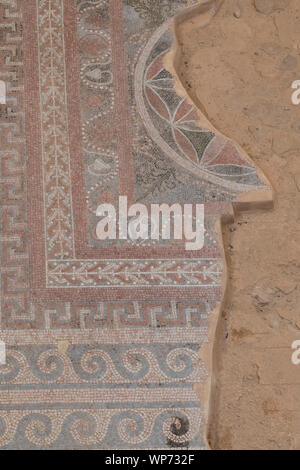 Israele, storico Masada aka Massada. La Western Palace, costruito durante il re Erode il suo regno, è la più grande struttura a Masada. Dettaglio di pavimenti a mosaico. Foto Stock