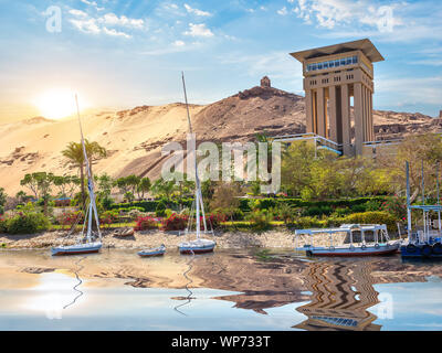 Barche a vela ormeggiata in Aswan sul fiume Nilo nel deserto d'Egitto al tramonto Foto Stock