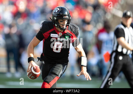 Ottawa, Canada. 07Th Sep, 2019. Ottawa Redblacks quarterback William Arndt (8) non fuoriesce il lettore RUSH durante il CFL gioco tra Toronto Argonauts e Ottawa Redblacks a TD Place Stadium di Ottawa in Canada. Daniel Lea/CSM/Alamy Live News Foto Stock