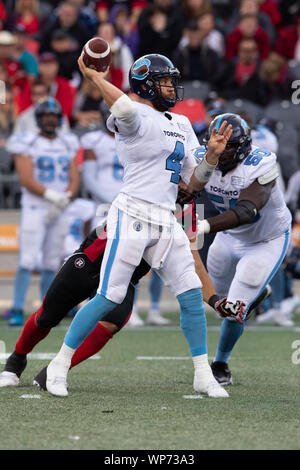 Ottawa, Canada. 07Th Sep, 2019. Toronto Argonauts quarterback McLeod Bethel-Thompson (4) lancia la palla durante il CFL gioco tra Toronto Argonauts e Ottawa Redblacks a TD Place Stadium di Ottawa in Canada. Daniel Lea/CSM/Alamy Live News Foto Stock