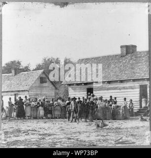Grande gruppo di schiavi(?) in piedi di fronte agli edifici su Smith, piantagione di Beaufort, Carolina del Sud Foto Stock