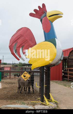 Metallo di grandi dimensioni di polli in vendita presso il Ranch di ceramiche negozio di ceramiche in marmo cade, Texas. Tale cantiere di pollo tecnica è molto popolare in tutto il Texas Foto Stock