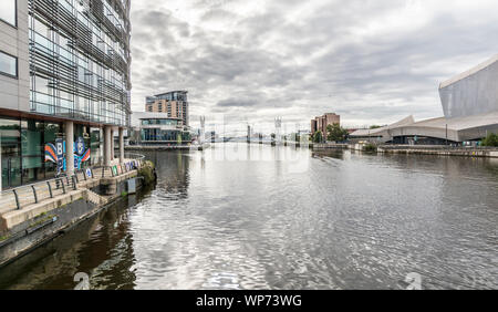 Vista sul canale a Salford Quays, Salford, Manchester, UK. Adottate il 7 settembre 2019. Foto Stock