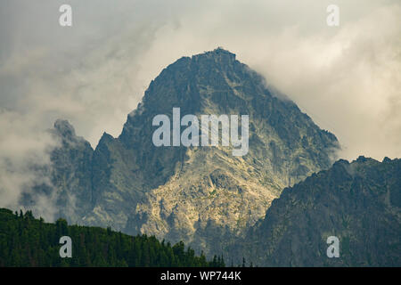 Cima Lomnica (Stit Lomnicky - 2634 m) nelle nuvole dei Monti Tatra. Slovacchia, Europa. Foto Stock