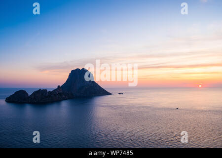 Tramonto sul mare mediterraneo a Ibiza con Es Vedrà Isola Foto Stock