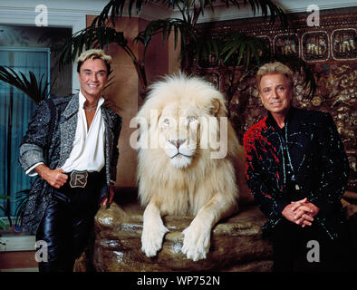 Las Vegas, Nevada il rivestimento padiglione illusionists Siegfried & Roy (Siegried Fischbacher e Roy clacson) nel loro appartamento privato al Mirage Hotel sulla Strip di Las Vegas, insieme a uno di loro di eseguire white Lions Foto Stock